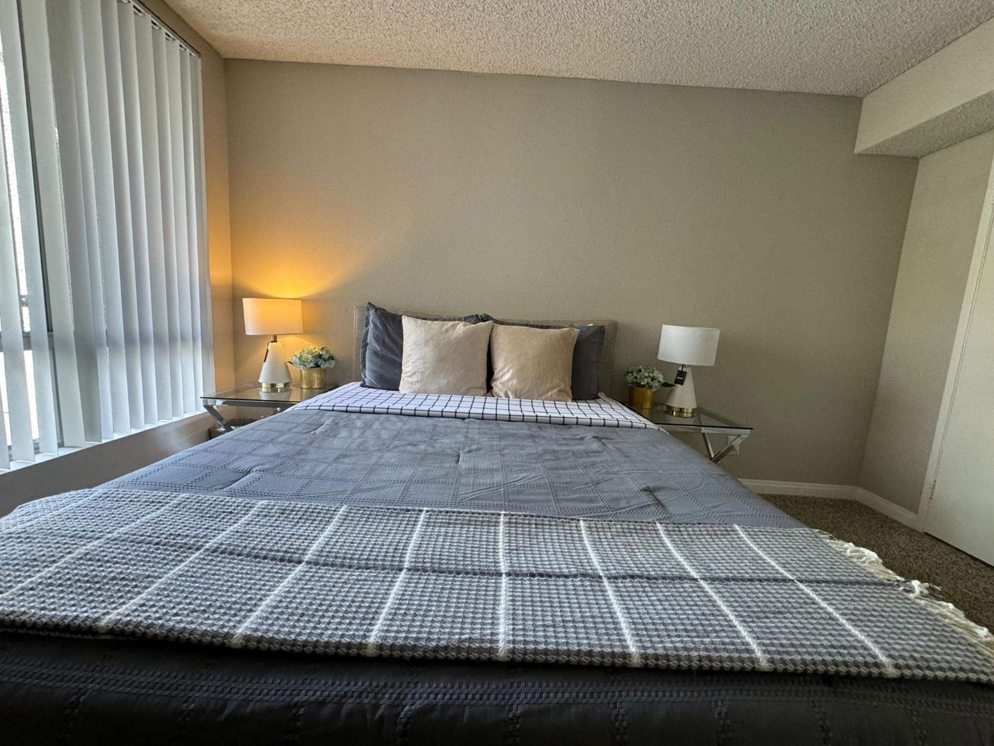 Incredible Two Bedroom Hollywood Apartments Free Parking Los Angeles Extérieur photo
