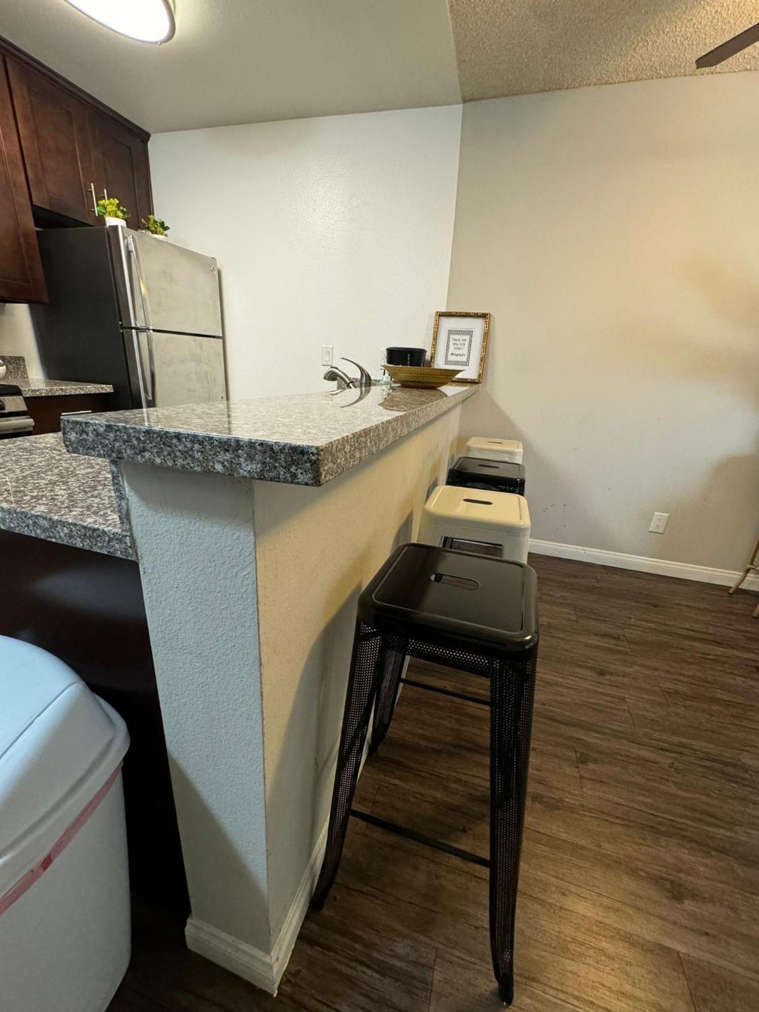 Incredible Two Bedroom Hollywood Apartments Free Parking Los Angeles Extérieur photo