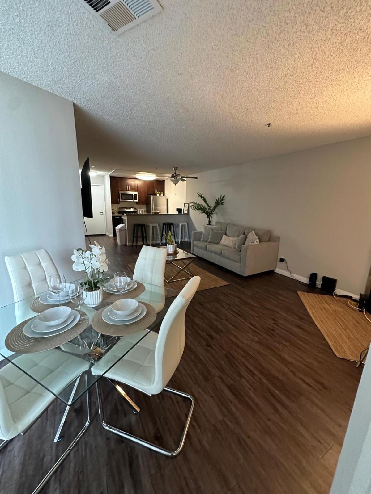 Incredible Two Bedroom Hollywood Apartments Free Parking Los Angeles Extérieur photo