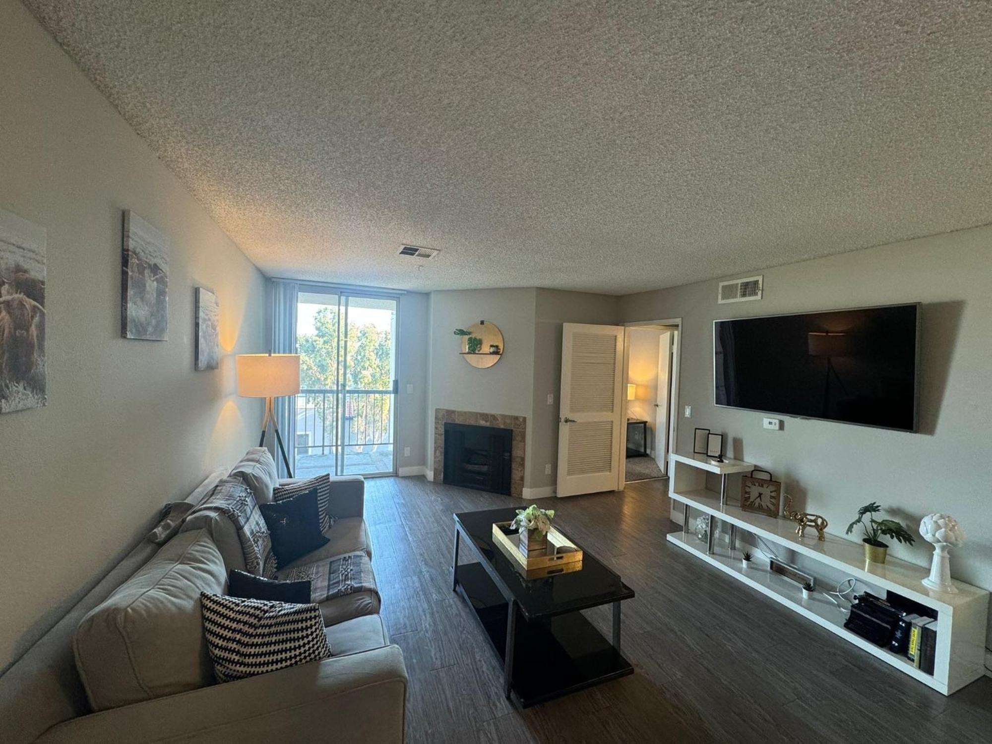 Incredible Two Bedroom Hollywood Apartments Free Parking Los Angeles Extérieur photo