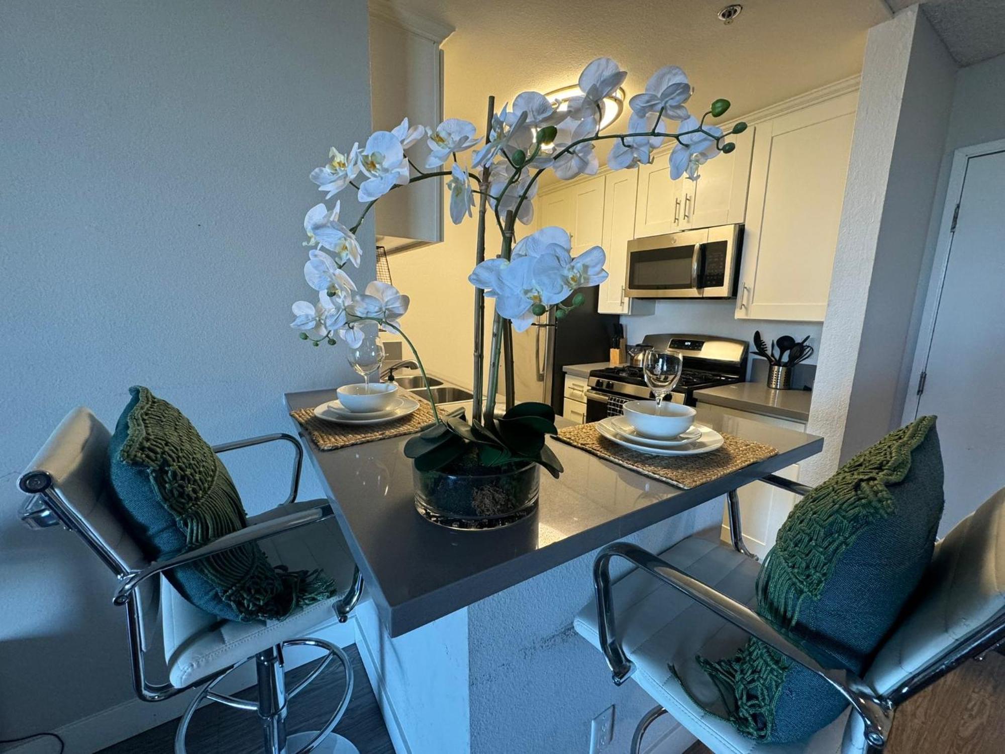 Incredible Two Bedroom Hollywood Apartments Free Parking Los Angeles Extérieur photo