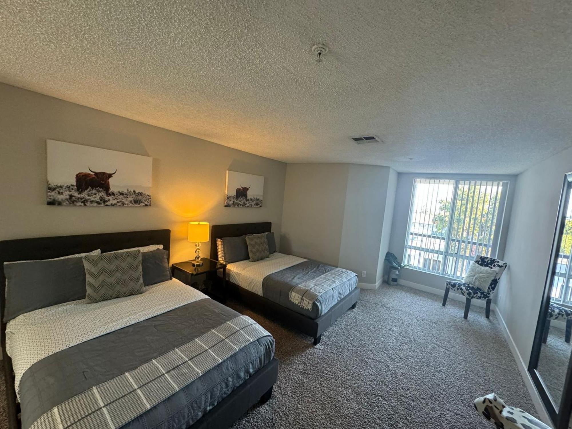 Incredible Two Bedroom Hollywood Apartments Free Parking Los Angeles Extérieur photo