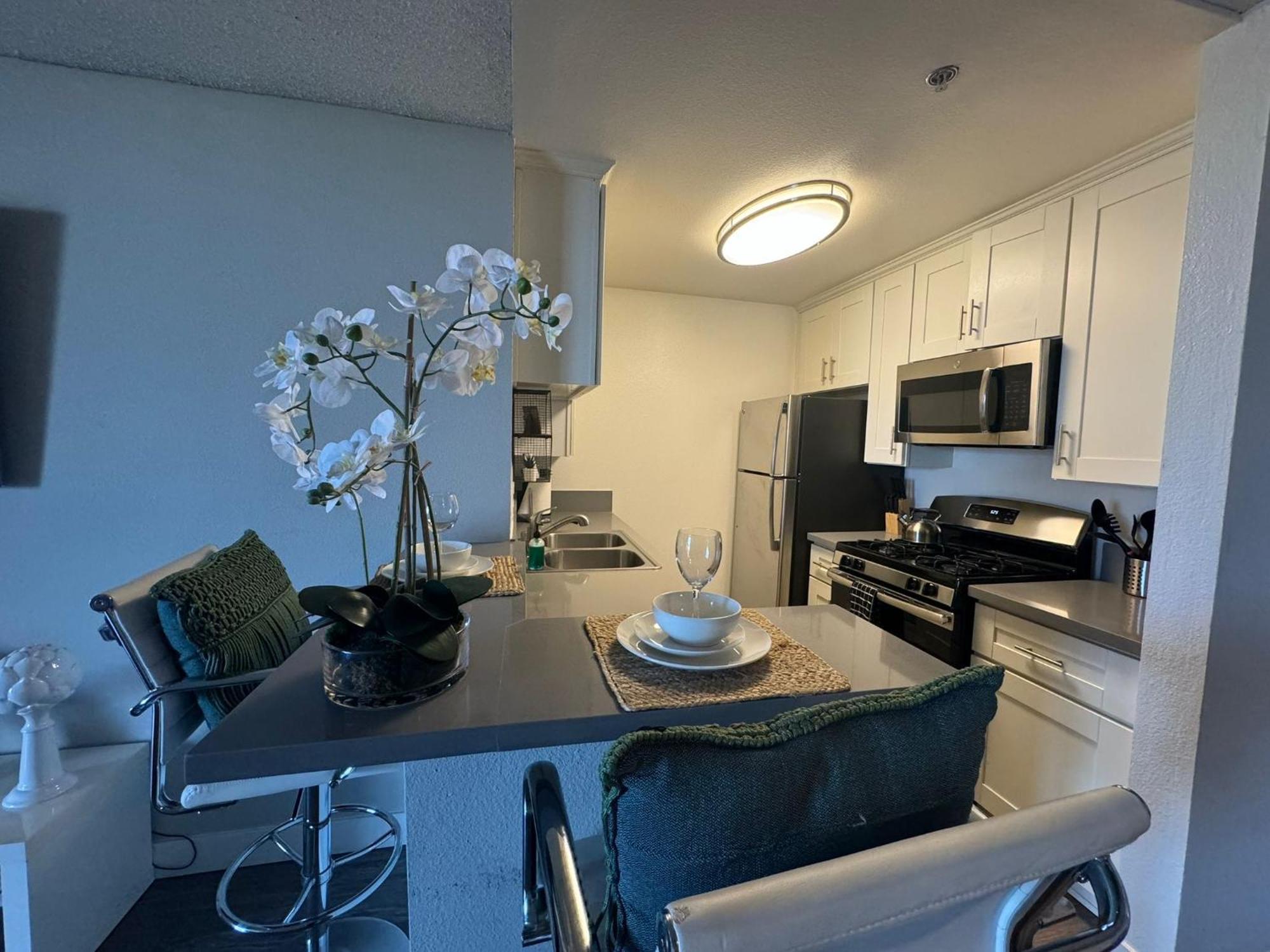 Incredible Two Bedroom Hollywood Apartments Free Parking Los Angeles Extérieur photo