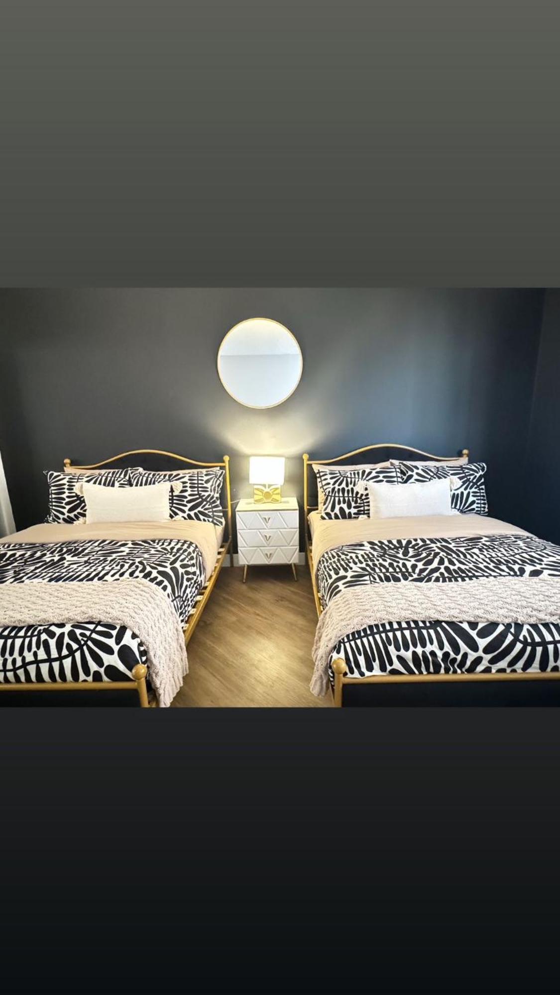 Incredible Two Bedroom Hollywood Apartments Free Parking Los Angeles Extérieur photo